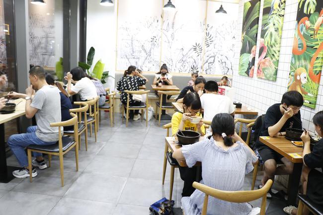 十秒到云南米線加盟門店圖