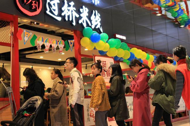 十秒到云南過(guò)橋米線門店生意很好